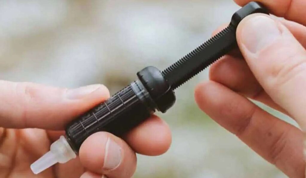 Konopljina smola v dozirniku.